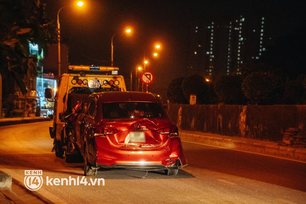 Hà Nội: 5 xe va chạm liên hoàn, nạn nhân văng từ mặt đường xuống đê-11
