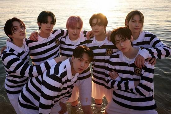 Nhóm nhạc đàn em BTS hát live như 'tông điếc'