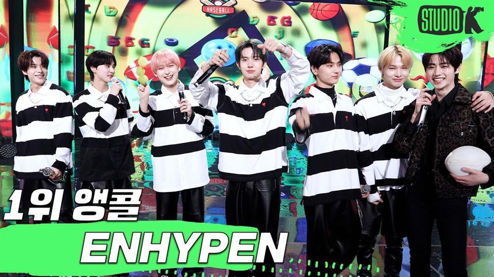 Nhóm nhạc đàn em BTS hát live như tông điếc-2