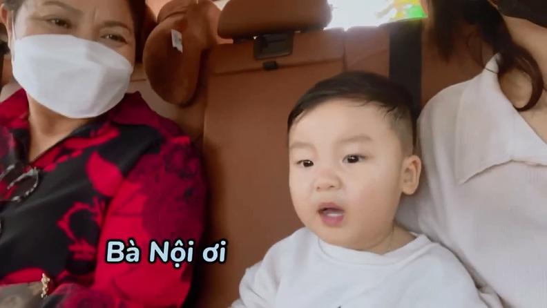 Những lần con trai Hòa Minzy khoe bà nội quyền lực-1