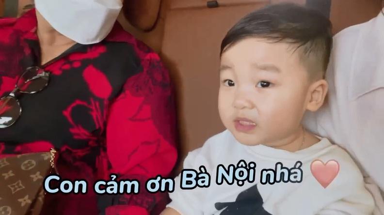 Những lần con trai Hòa Minzy khoe bà nội quyền lực-3