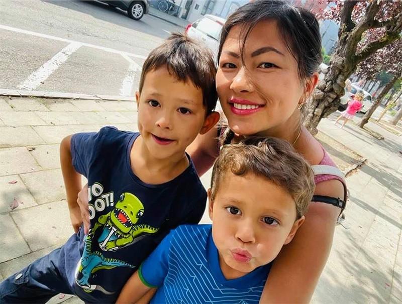 Clip: 2 con trai của cô bé Hmong nói tiếng Việt cưng xỉu-4