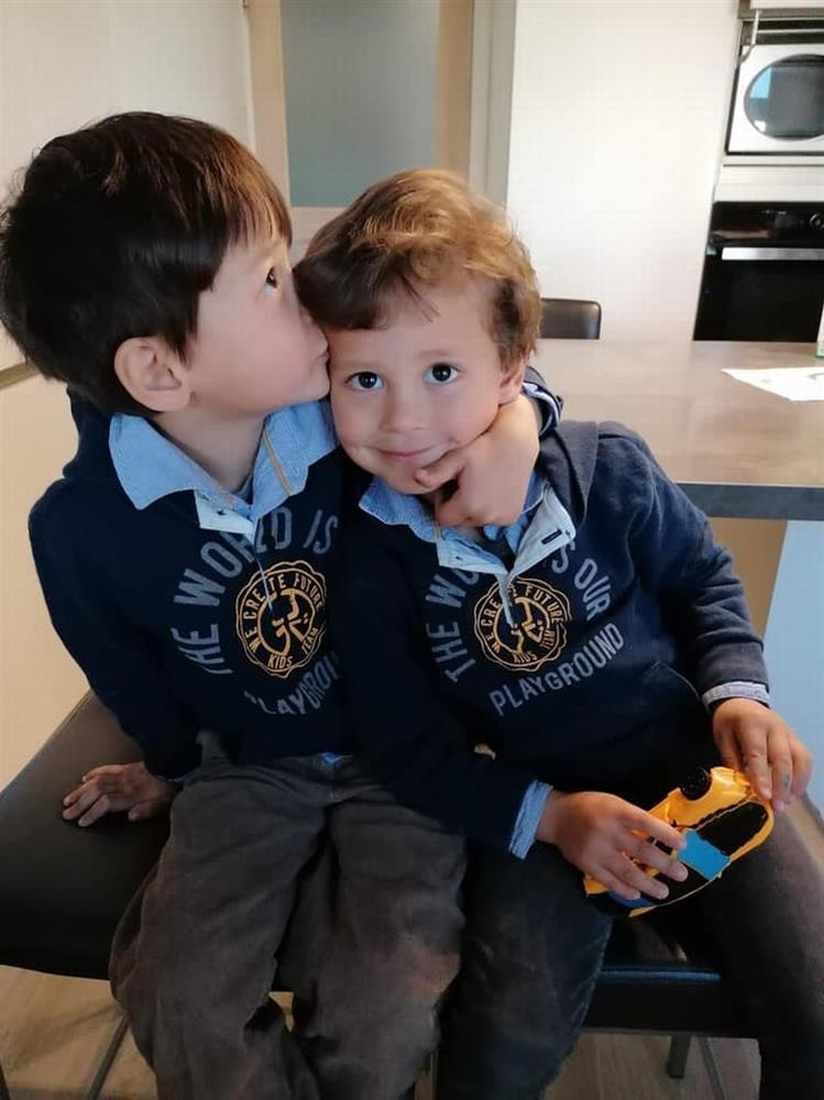 Clip: 2 con trai của cô bé Hmong nói tiếng Việt cưng xỉu-6