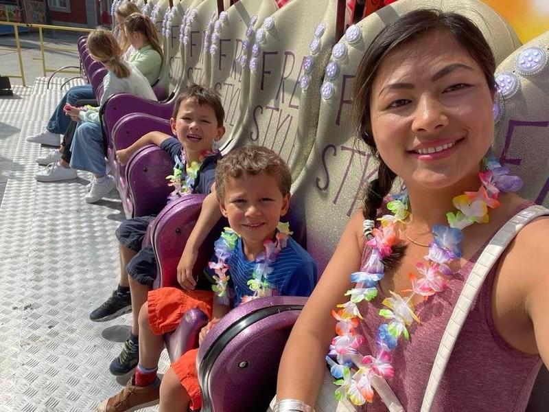 Clip: 2 con trai của cô bé Hmong nói tiếng Việt cưng xỉu-7