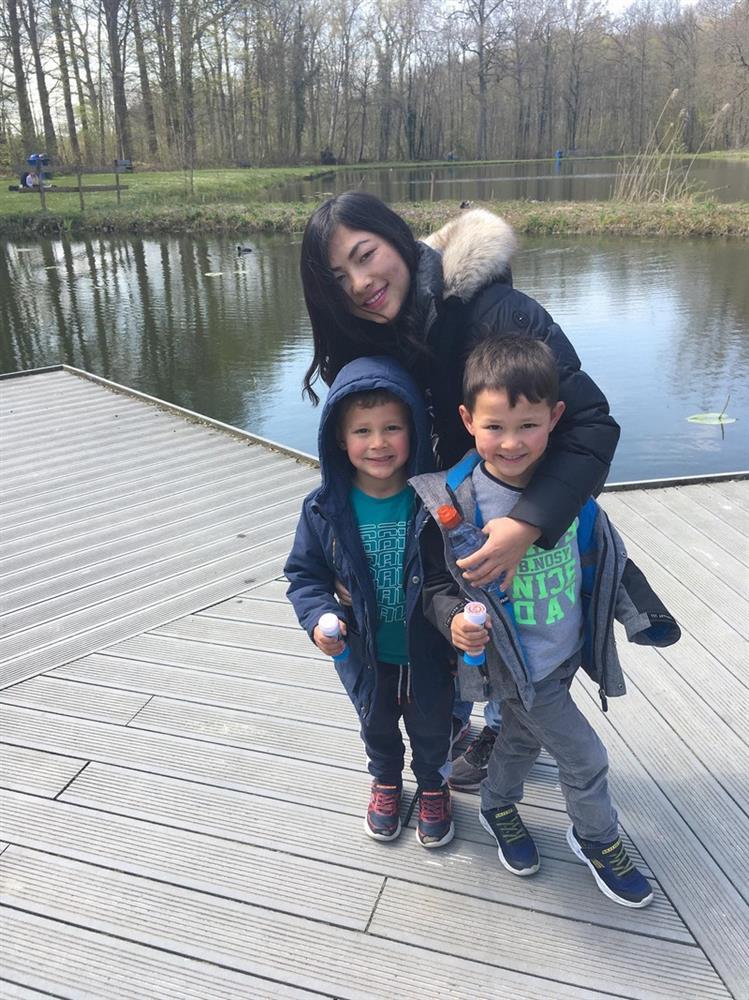 Clip: 2 con trai của cô bé Hmong nói tiếng Việt cưng xỉu-10