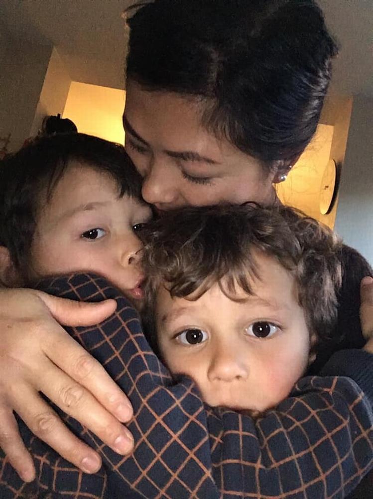 Clip: 2 con trai của cô bé Hmong nói tiếng Việt cưng xỉu-11