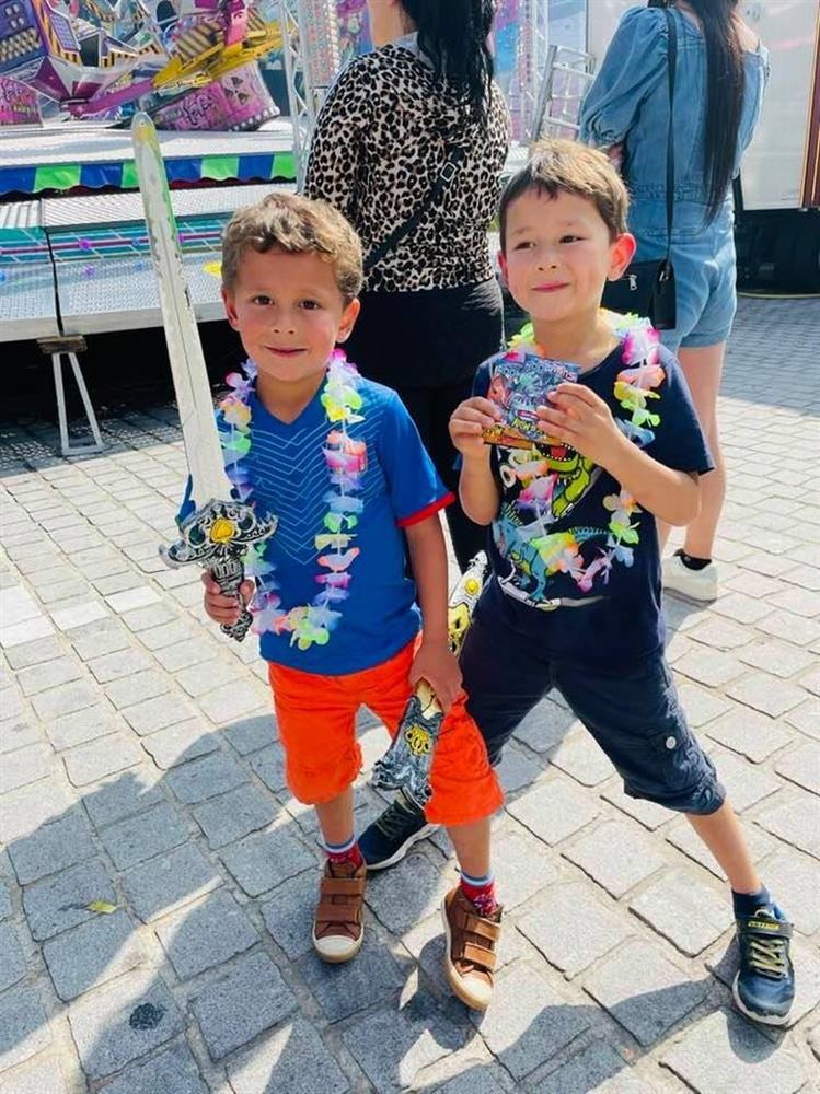 Clip: 2 con trai của cô bé Hmong nói tiếng Việt cưng xỉu-9