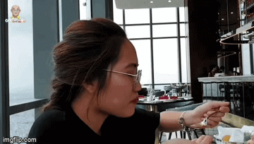 Ông trùm Điền Quân dẫn 3 cô thư ký đi ăn chung 1 tô phở-4