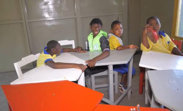 Cú đổi đời ngoạn mục đến mẹ ruột cũng bật ngửa của cậu bé đười ươi-6