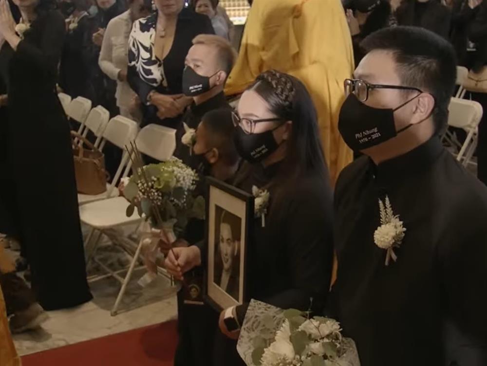 Bị phản đối rải tro cốt mẹ xuống biển, con gái Phi Nhung nói gì?-2