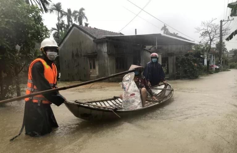 Quảng Ngãi: Sơ tán hàng ngàn hộ dân tránh lũ-1