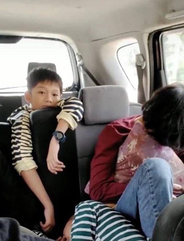 Ông bố lái xe 260km đưa con trai 18 tuổi đi hẹn hò lần đầu-1