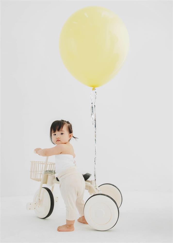 Sau ảnh cởi trần bị ném đá, ái nữ Đông Nhi lại mặc đồ cưng xỉu-4