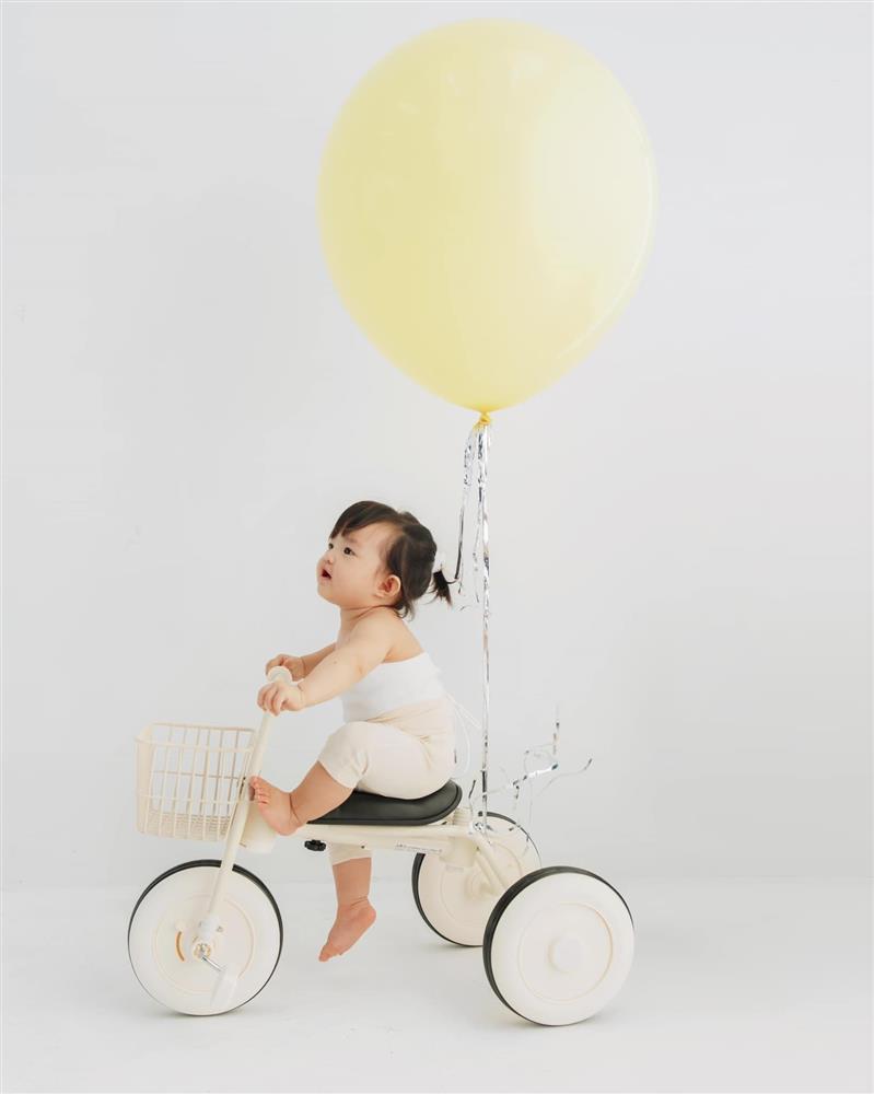 Sau ảnh cởi trần bị ném đá, ái nữ Đông Nhi lại mặc đồ cưng xỉu-5