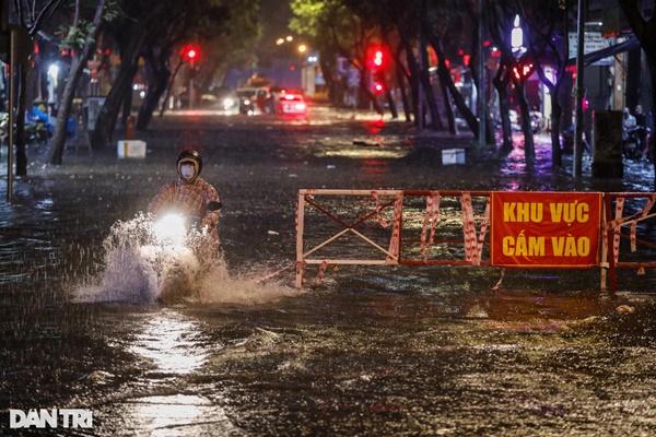 Trung tâm TPHCM ngập sâu do mưa lớn và triều cường, nhiều xe sang chết máy-1