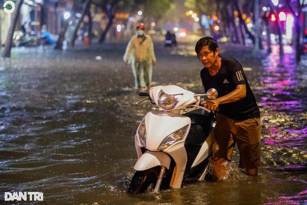 Trung tâm TPHCM ngập sâu do mưa lớn và triều cường, nhiều xe sang chết máy-2