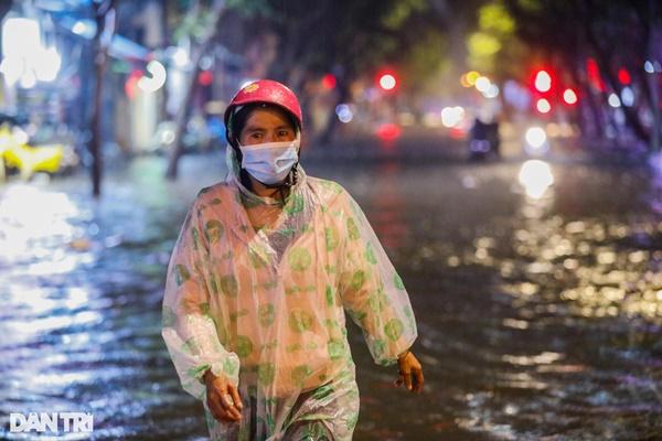 Trung tâm TPHCM ngập sâu do mưa lớn và triều cường, nhiều xe sang chết máy-3