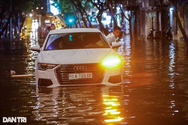 Trung tâm TPHCM ngập sâu do mưa lớn và triều cường, nhiều xe sang chết máy-4