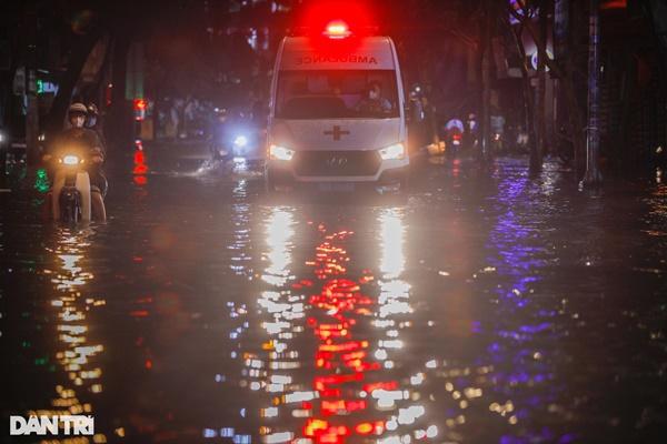 Trung tâm TPHCM ngập sâu do mưa lớn và triều cường, nhiều xe sang chết máy-6