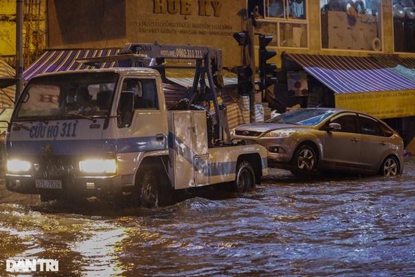 Trung tâm TPHCM ngập sâu do mưa lớn và triều cường, nhiều xe sang chết máy-7