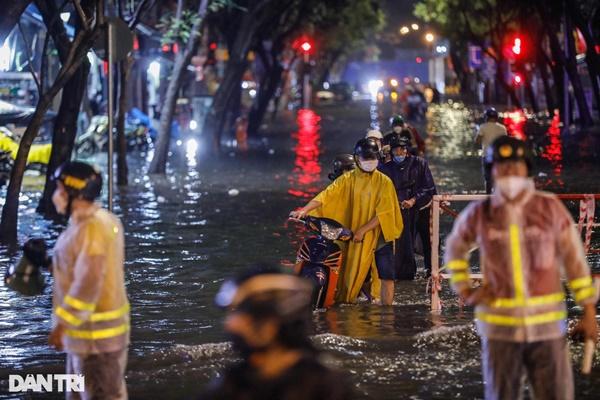 Trung tâm TPHCM ngập sâu do mưa lớn và triều cường, nhiều xe sang chết máy-10