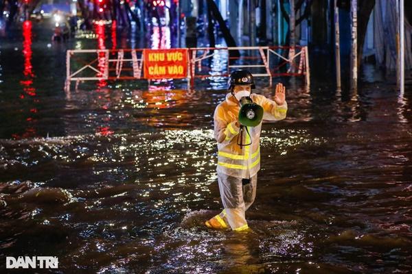 Trung tâm TPHCM ngập sâu do mưa lớn và triều cường, nhiều xe sang chết máy-9