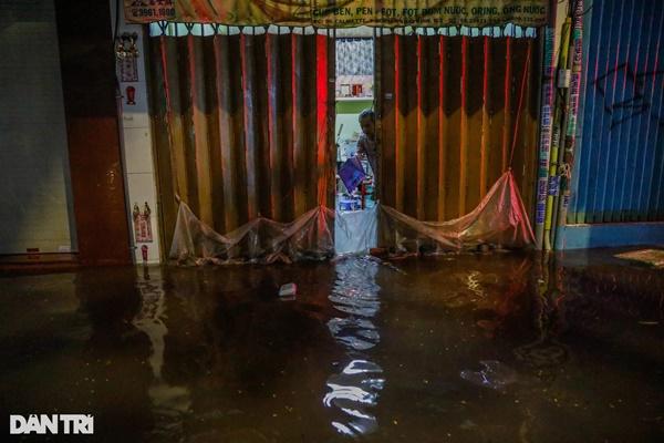 Trung tâm TPHCM ngập sâu do mưa lớn và triều cường, nhiều xe sang chết máy-11