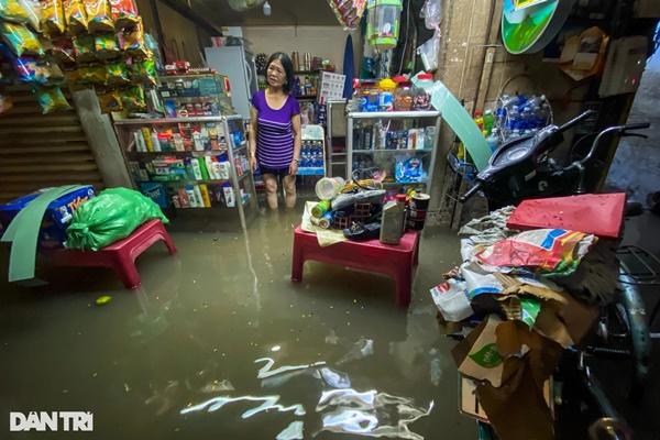 Trung tâm TPHCM ngập sâu do mưa lớn và triều cường, nhiều xe sang chết máy-12