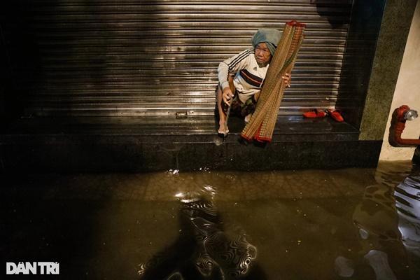 Trung tâm TPHCM ngập sâu do mưa lớn và triều cường, nhiều xe sang chết máy-14