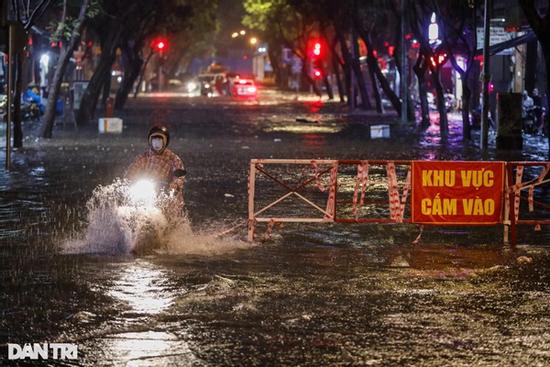Trung tâm TPHCM ngập sâu do mưa lớn và triều cường, nhiều xe sang chết máy