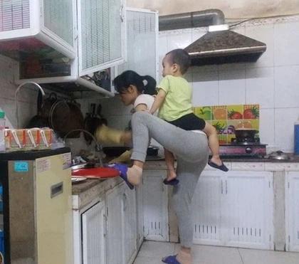 Các bà mẹ siêu nhân khi tay này ẵm con, tay kia cân cả bầu trời-5