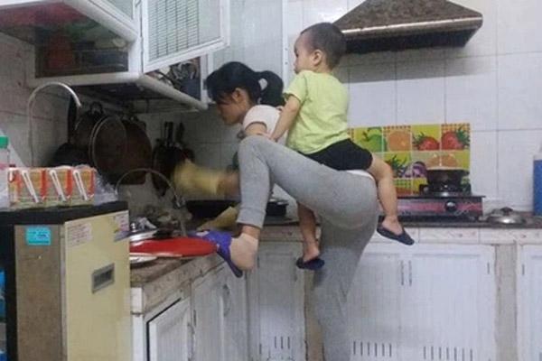 Clip: Cô dâu ngồi thuyền thúng về nhà chồng ngày mưa lũ-5