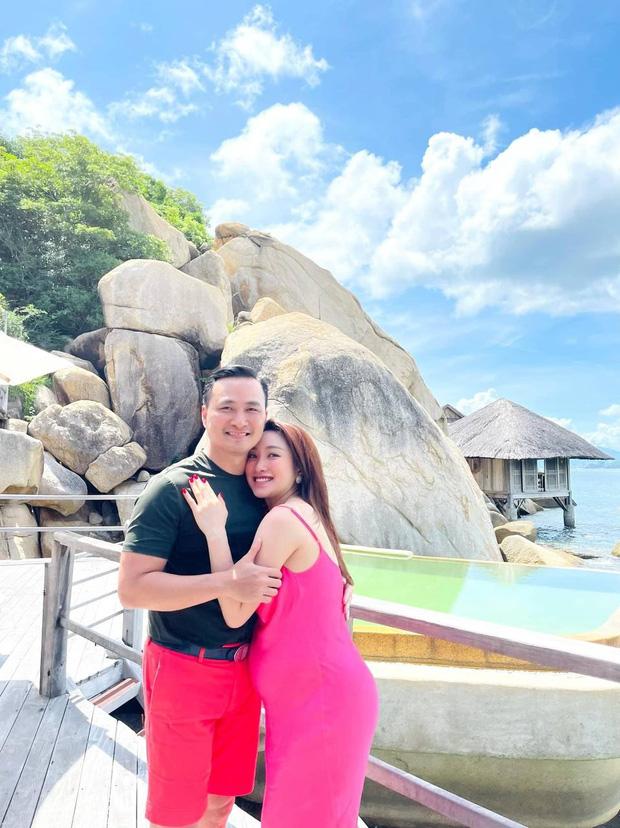 Vợ Chi Bảo đăng ảnh tình tứ cạnh chồng, vòng 2 lớn rõ gây chú ý-2