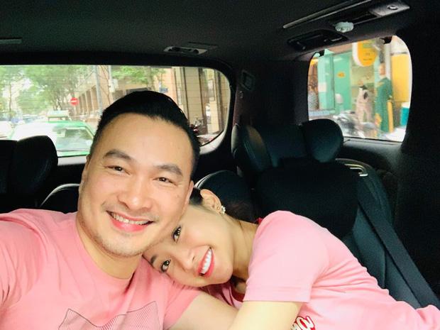 Vợ Chi Bảo đăng ảnh tình tứ cạnh chồng, vòng 2 lớn rõ gây chú ý-4