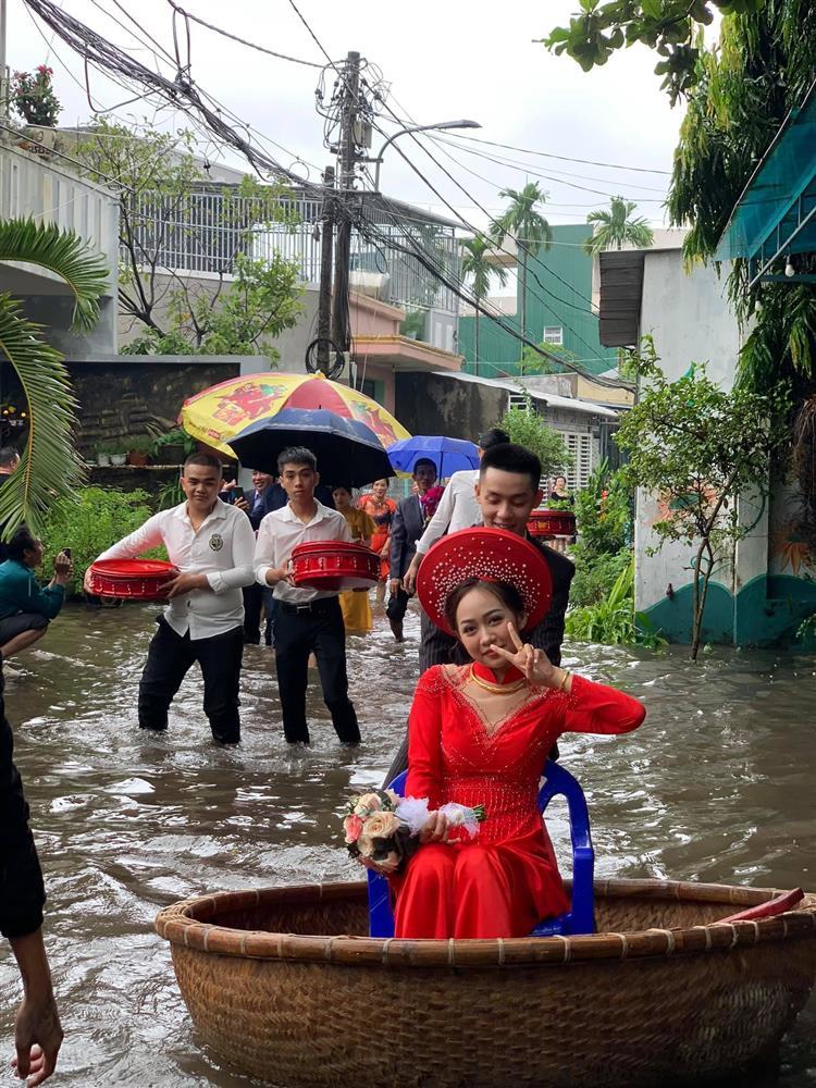 Clip: Cô dâu ngồi thuyền thúng về nhà chồng ngày mưa lũ-1