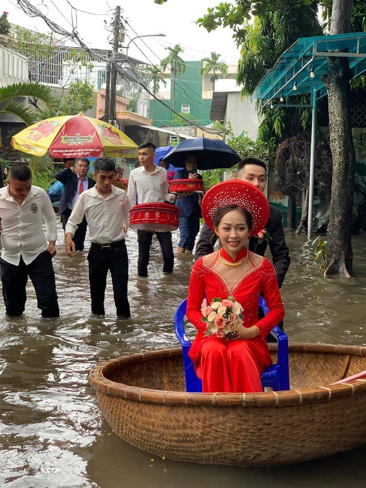 Clip: Cô dâu ngồi thuyền thúng về nhà chồng ngày mưa lũ-2