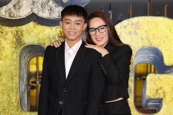 Clip Hồ Văn Cường về quê hát chạy show hậu tang lễ mẹ nuôi?