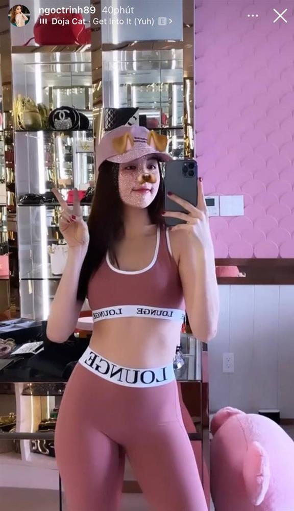 Ngọc Trinh livestream với chiếc gương nghi hàng pha-ke-2