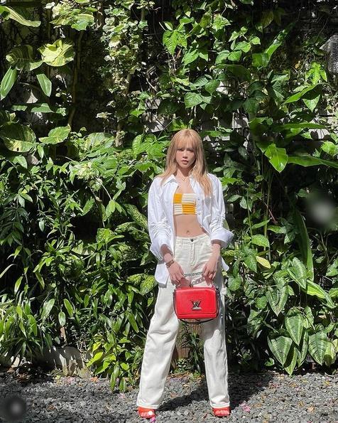 Hà Hồ lấy báo che vòng 1 táo bạo - Thiều Bảo Trâm khoe eo bé tí-4