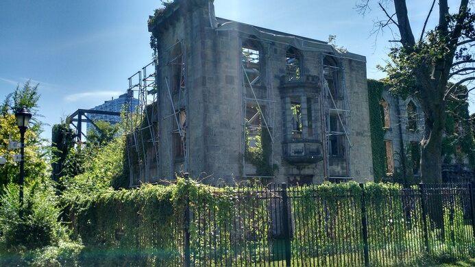 Tàn tích bệnh viện đậu mùa bị bỏ hoang giữa hòn đảo New York-3