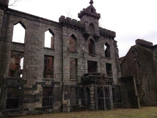 Tàn tích bệnh viện đậu mùa bị bỏ hoang giữa hòn đảo New York-4