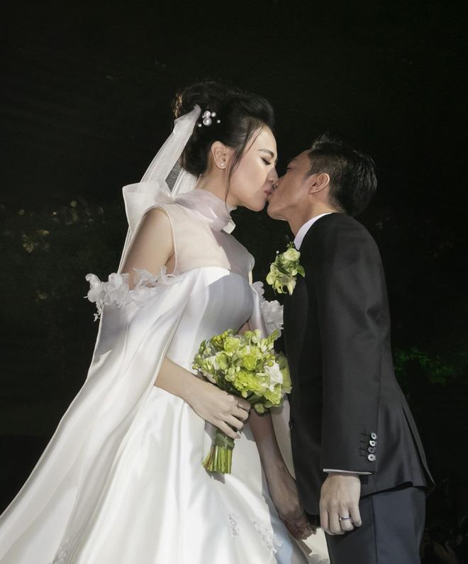 BST nụ hôn của vợ chồng Cường Đô La, xem mà ngại quá đi-5