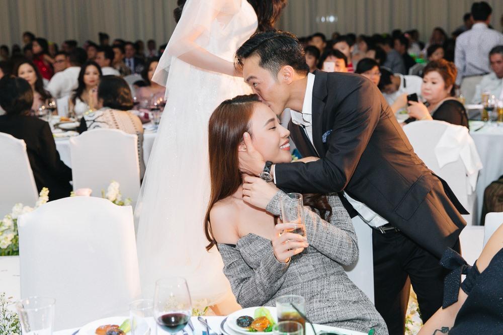 BST nụ hôn của vợ chồng Cường Đô La, xem mà ngại quá đi