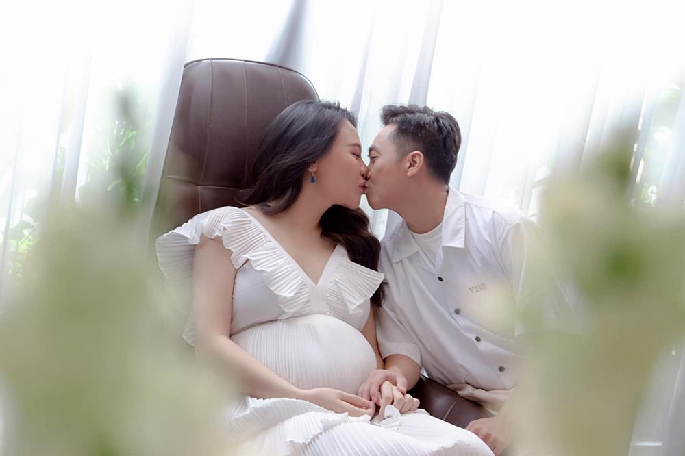 BST nụ hôn của vợ chồng Cường Đô La, xem mà ngại quá đi-11