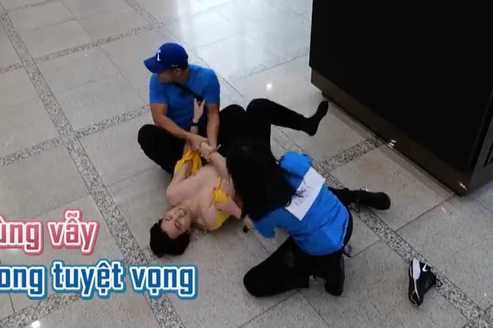 Thúy Ngân xé toang áo Karik, body nam rapper lộ thiên-7