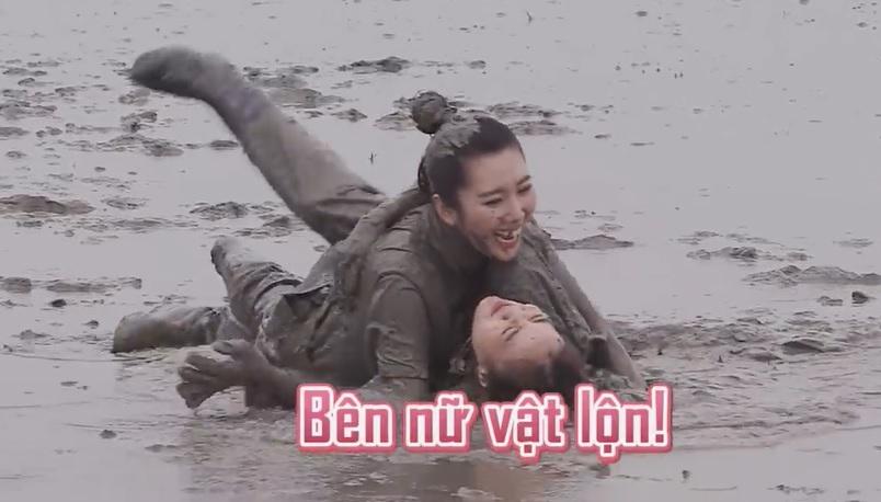 Thúy Ngân xé toang áo Karik, body nam rapper lộ thiên-11