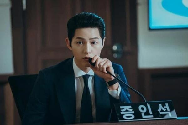 10. Song Joong Ki
Song Joong Ki vẫn giữ vững được độ nổi tiếng cùng sự đẹp trai, cuốn hút sau nhiều năm ra mắt. Gần đây, nam diễn viên nhận được rất nhiều tình cảm qua bộ phim đình đám 