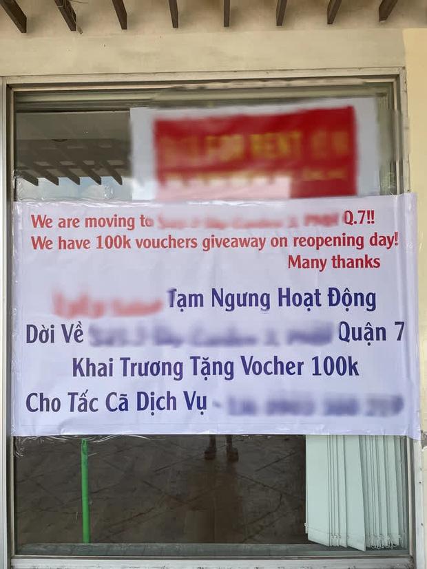 Đi qua đường cô gái giật mình trước biển hiệu quán làm đẹp-1