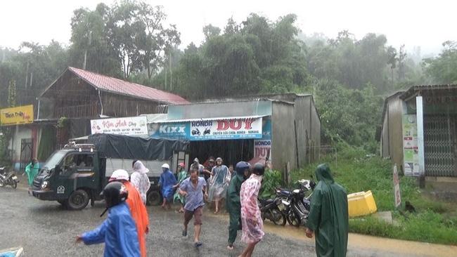 Chỉ sau 1 tiếng nổ, đất đá đổ sập nhà dân ở Quảng Nam-3