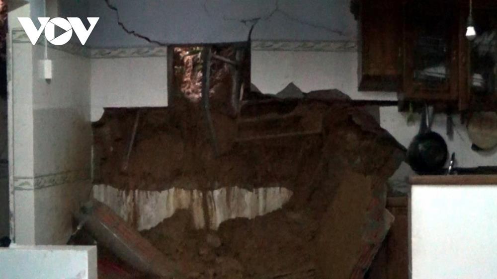 Chỉ sau 1 tiếng nổ, đất đá đổ sập nhà dân ở Quảng Nam-4